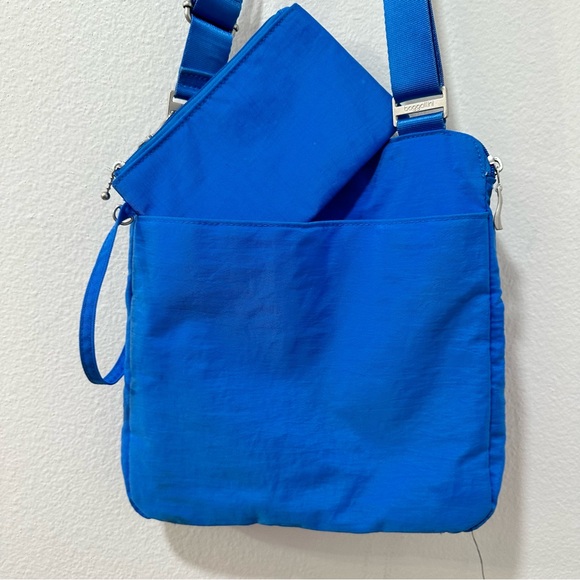 Baggallini Go Bagg With RFID Phone Wristlet - Picture 3 of 8